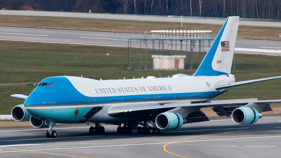 Auf der rechten Flanke des Flugzeugs befindet sich das Sternenfeld der Flagge in der linken oberen Ecke Auf der rechten Flanke des Flugzeugs befindet sich das Sternenfeld der Flagge in der linken oberen Ecke