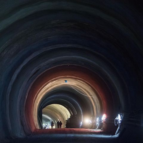 Bauarbeiter im Tunnel bei Bad Cannstatt, der im Rahmen des Bahnprojekts Stuttgart 21 errichtet wird. 