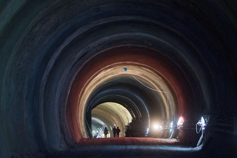 Bauarbeiter im Tunnel bei Bad Cannstatt, der im Rahmen des Bahnprojekts Stuttgart 21 errichtet wird. 