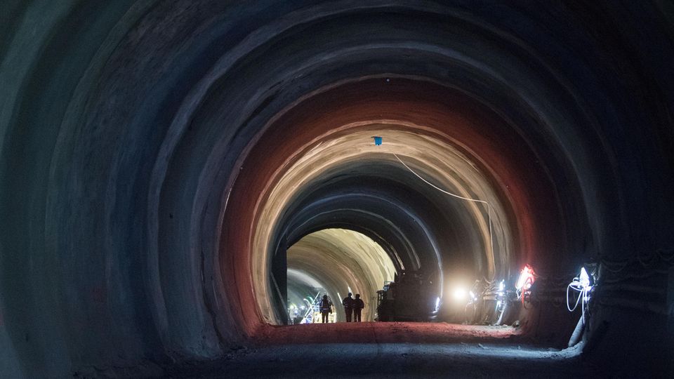 Bauarbeiter im Tunnel bei Bad Cannstatt, der im Rahmen des Bahnprojekts Stuttgart 21 errichtet wird. 