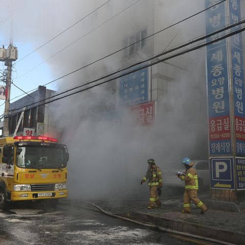 Feuerwerhleute bei Löscharbeiten zu einem verheerenden Brand in einem Krankenhaus in Südkorea