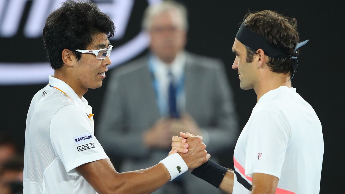 Australian Open: Chung Hyeon musste nach klaren Rückstand im zweiten Satz gegen Roger Federer verletzt aufgeben
