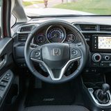 Das Cockpit mit dem optionalen Sieben-Zoll-Bildschirm