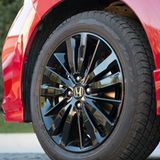 Schicke Felgen und gut zupackende Bremsen