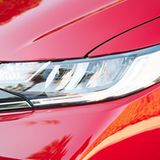Das LED-Tagfahrlicht umrahmt die Scheinwerfer