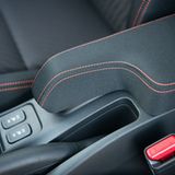 Unter der Armauflage verbirgt sich unter anderem ein weiterer USB-Anschluss