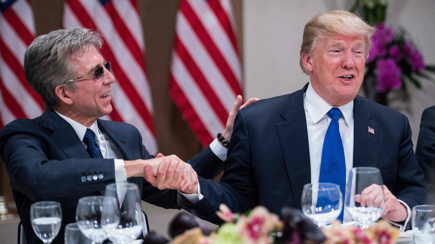 SAP-Chef Bill McDermott (l.) und Donald Trump beim Abendessen in Davos