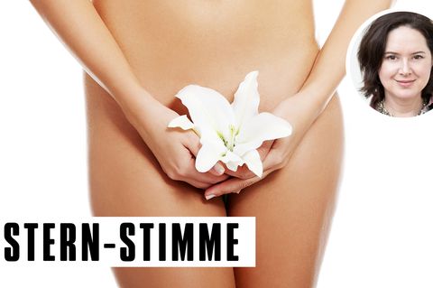 Eine nackte Frau hält sich eine große, weiße Lilienblüte vor ihren Schritt