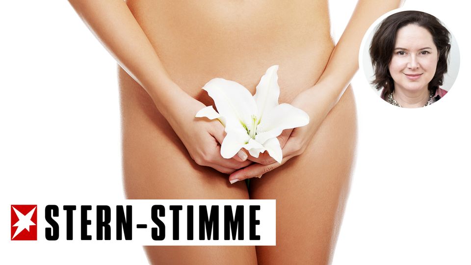 Eine nackte Frau hält sich eine große, weiße Lilienblüte vor ihren Schritt