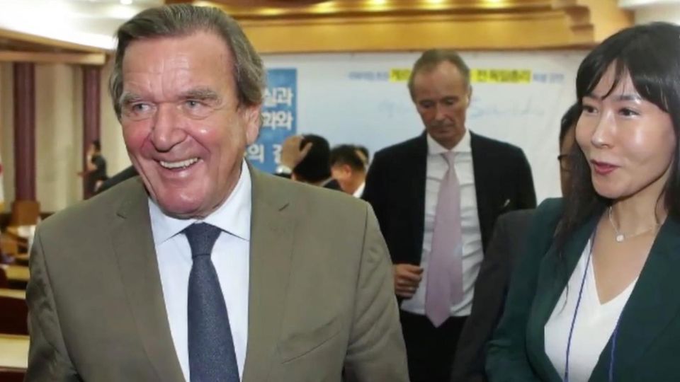 Altkanzler: "Man muss auch mal Basta sagen": Gerhard Schröder verrät, wen er als nächsten Kanzler sieht Altkanzler: "Man muss auch mal Basta sagen": Gerhard Schröder verrät, wen er als nächsten Kanzler sieht