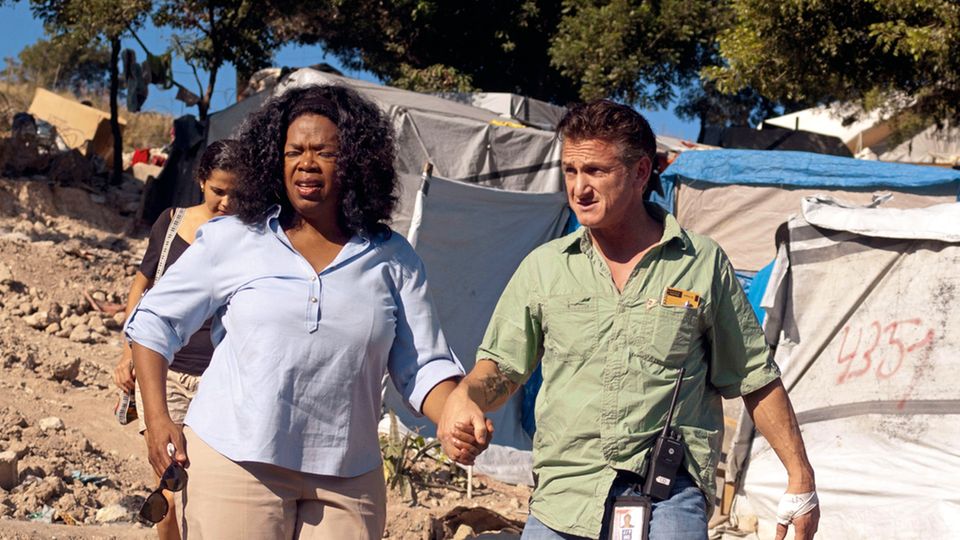 Oprah Winfrey mit Schauspieler Sean Penn im haitianischen Flüchtlingscamp