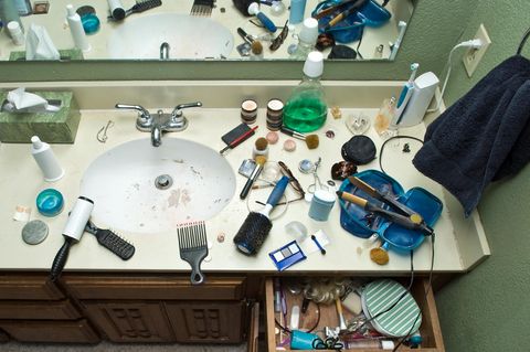 Eine unordentliche Ablage im Badezimmer