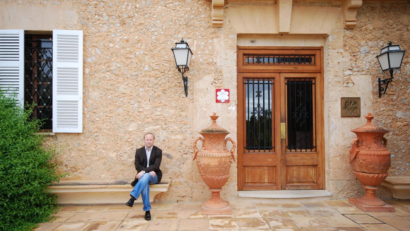Marcus Read sitzt vor seinem Read's Hotel in Santa María auf Mallorca