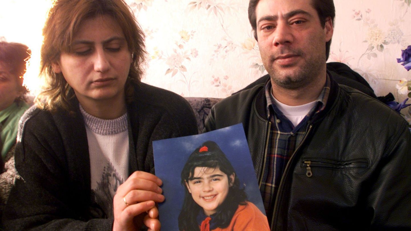 Ayla (l) und Kamil Ercan zeigen ein Foto ihrer vermissten Tochter Hilal