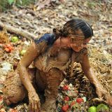 Kattia Vides im Schlamm.