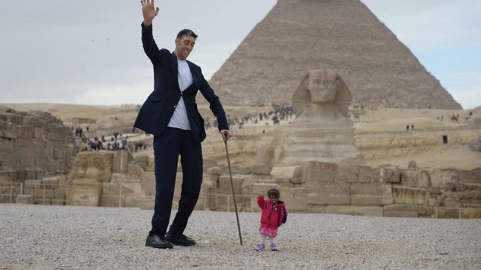 Ägypten Wenn der größte Mann auf die kleinste Frau der Welt trifft STERN.de Ägypten Wenn der größte Mann auf die kleinste Frau der Welt trifft STERN.de