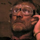 "Das ist ja ein schöner Darkroom hier", beschwert sich Ansgar Brinkmann, der mit einem grünen Ameisen überschüttet wird. "Mit denen war ich auch verabredet. Ahhhh, die brennen wie Sau! Das werden geile neun Minuten", sagt Brinkmann.