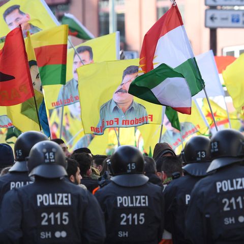 Teilnehmer einer Kurden-Demo protestieren in Köln