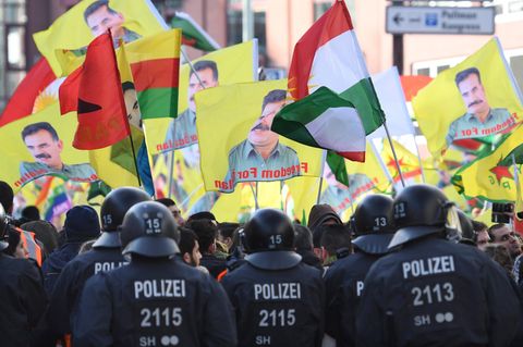 Teilnehmer einer Kurden-Demo protestieren in Köln