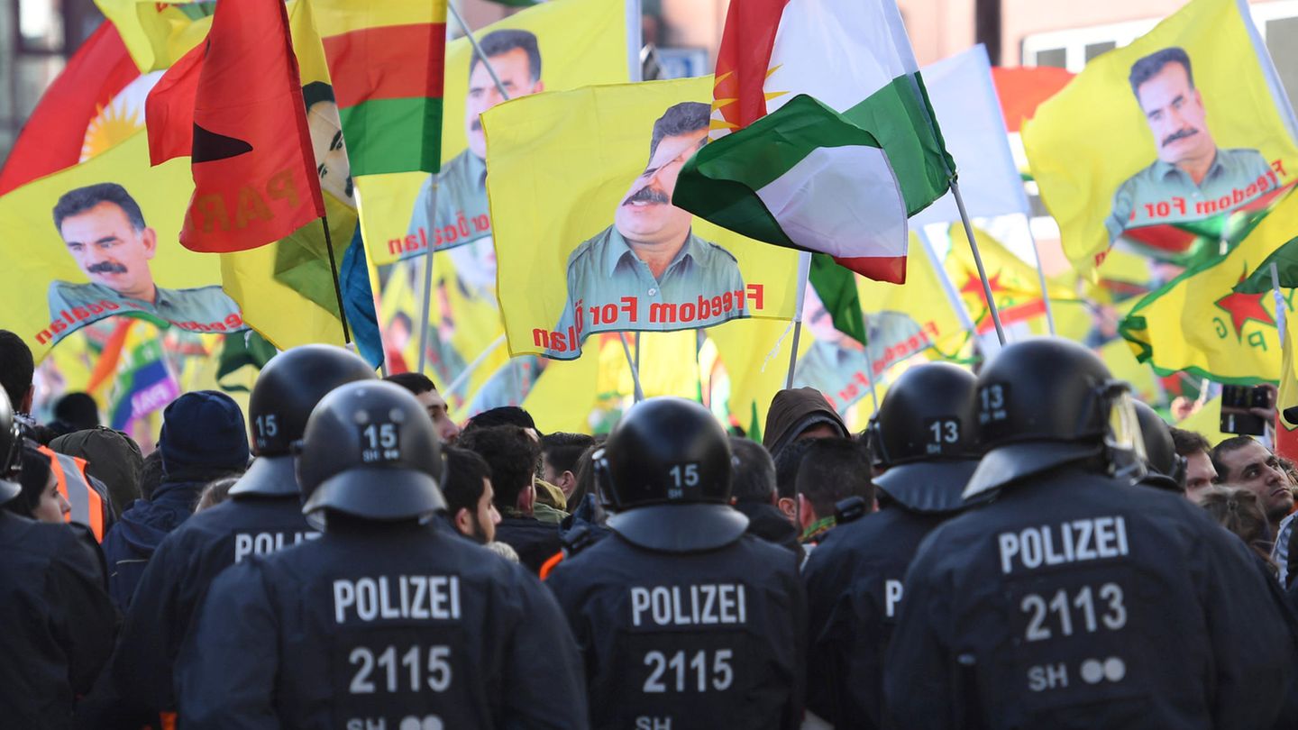 Teilnehmer einer Kurden-Demo protestieren in Köln