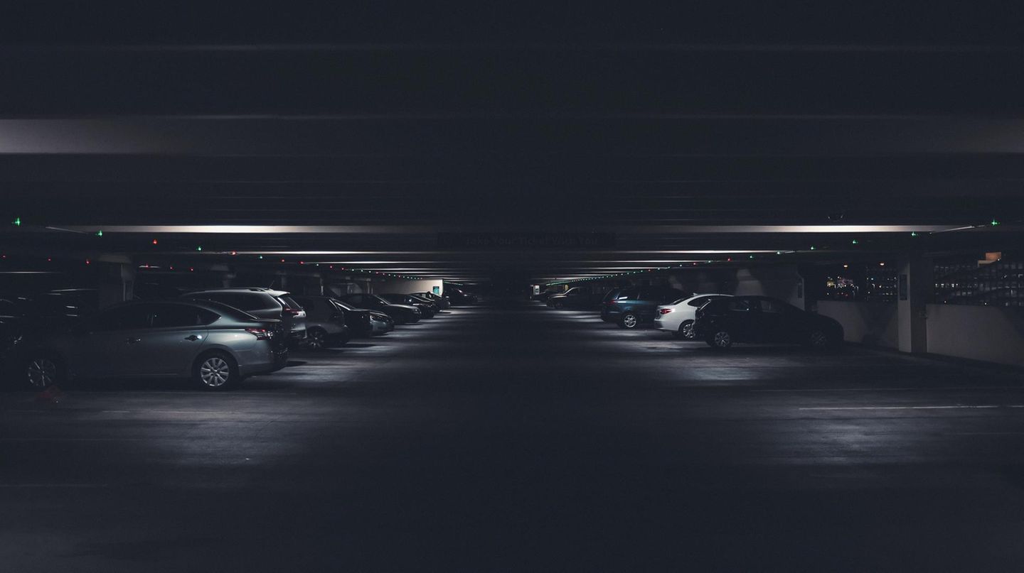 Ein Parkhaus nachts im Dunkeln – so sah der Parkplatz des Reddit-Users nicht aus