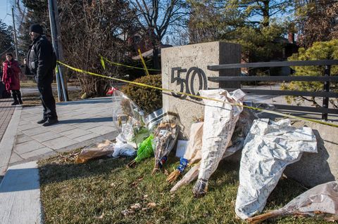 Blumen vor dem Haus des ermordeten Ehepaares Sherman