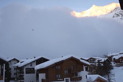Schneemassen in Saas-Fee: Gigantische Lawine überrollt binnen zwei Minuten Schweizer Winterort