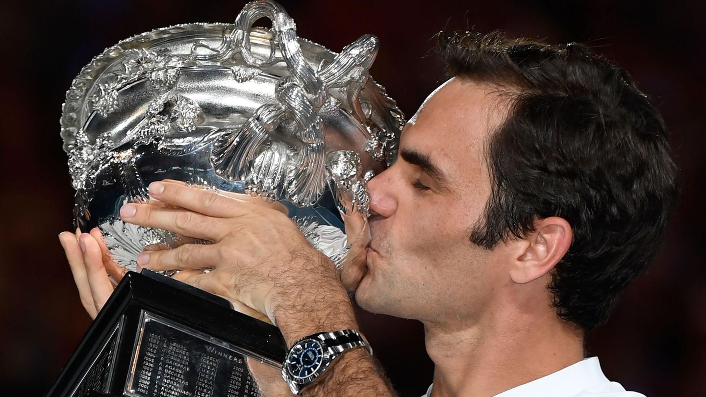 Roger Federer mit Trophäe bei den Australian Open