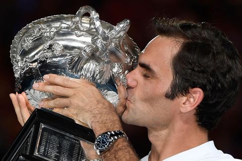 Roger Federer mit Trophäe bei den Australian Open