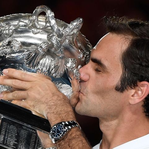 Roger Federer mit Trophäe bei den Australian Open