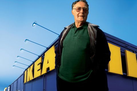 Ingvar Kamprad vor einer Ikea-Filiale