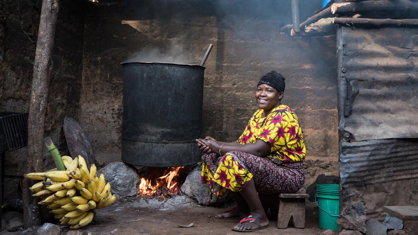 Rose Mongi: "Für gutes Bier braucht man die richtigen Bananen. Am besten 'Kuhbananen'."  ROLAND BROCKMANN - REAL PEOPLE OF EAST AFRICA Text und Fotografie von Roland Brockmann.  18,00 Euro