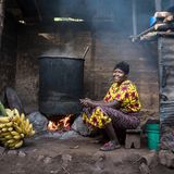 Rose Mongi: "Für gutes Bier braucht man die richtigen Bananen. Am besten 'Kuhbananen'."  ROLAND BROCKMANN - REAL PEOPLE OF EAST AFRICA Text und Fotografie von Roland Brockmann.  18,00 Euro