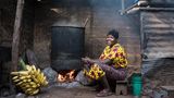 Rose Mongi: "Für gutes Bier braucht man die richtigen Bananen. Am besten 'Kuhbananen'."  ROLAND BROCKMANN - REAL PEOPLE OF EAST AFRICA Text und Fotografie von Roland Brockmann.  18,00 Euro
