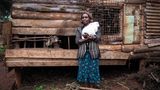 Florence Wanja: ""Zehn Jahre haben wir zusammen gelebt. Dann fing er an zu trinken. Nur wegen der Geldsorgen, behauptet er. Das glaube ich ihm aber nicht."  ROLAND BROCKMANN - REAL PEOPLE OF EAST AFRICA Text und Fotografie von Roland Brockmann.  18,00 Euro