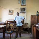 Nathaniel Rukubanshamba: "Mein ganzes Leben bin ich bei der Tansanischen Eisenbahn. Aber was sind dreißig Jahre, verglichen mit der Zeit, die der Bahnhof hier steht?"ROLAND BROCKMANN - REAL PEOPLE OF EAST AFRICA Text und Fotografie von Roland Brockmann.  18,00 Euro