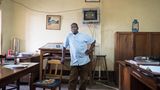 Nathaniel Rukubanshamba: "Mein ganzes Leben bin ich bei der Tansanischen Eisenbahn. Aber was sind dreißig Jahre, verglichen mit der Zeit, die der Bahnhof hier steht?"ROLAND BROCKMANN - REAL PEOPLE OF EAST AFRICA Text und Fotografie von Roland Brockmann.  18,00 Euro