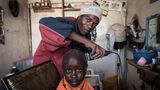 Alex "Ras" Muthoni: "Es gibt viel Konkurrenz unter den Barber-Shops, aber ich werbe nicht wirklich um Kunden - die kommen schon durch Jah."  ROLAND BROCKMANN - REAL PEOPLE OF EAST AFRICA Text und Fotografie von Roland Brockmann.  18,00 Euro