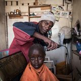 Alex "Ras" Muthoni: "Es gibt viel Konkurrenz unter den Barber-Shops, aber ich werbe nicht wirklich um Kunden - die kommen schon durch Jah."  ROLAND BROCKMANN - REAL PEOPLE OF EAST AFRICA Text und Fotografie von Roland Brockmann.  18,00 Euro