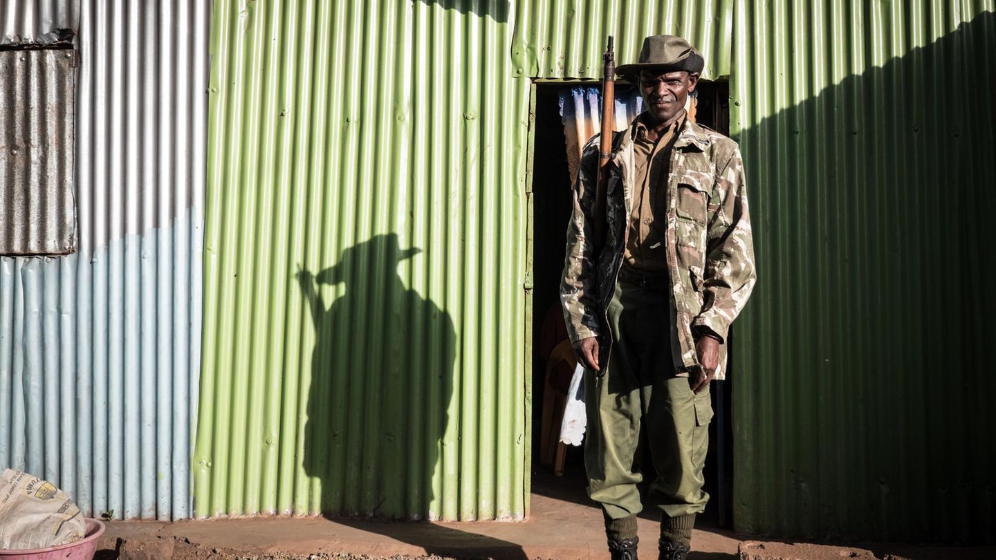 Dabasso Abdula: "Ich trage eine Uniform, erhalte aber keinen Sold. ... Eigentlich bin ich Viehhirte."   ROLAND BROCKMANN - REAL PEOPLE OF EAST AFRICA Text und Fotografie von Roland Brockmann.  18,00 Euro