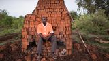 Kennedy Otiena Oku: "Das Brennen von Ziegeln hat mein Leben verändert. Ohne sie wäre ich heute einer wie alle anderen."  ROLAND BROCKMANN - REAL PEOPLE OF EAST AFRICA Text und Fotografie von Roland Brockmann.  18,00 Euro
