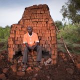 Kennedy Otiena Oku: "Das Brennen von Ziegeln hat mein Leben verändert. Ohne sie wäre ich heute einer wie alle anderen."  ROLAND BROCKMANN - REAL PEOPLE OF EAST AFRICA Text und Fotografie von Roland Brockmann.  18,00 Euro