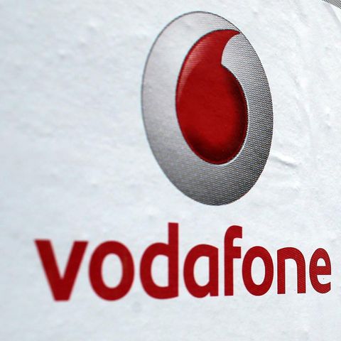 Das Telekom und Vodafone-Symbol sind auf einem Plakat zu sehen