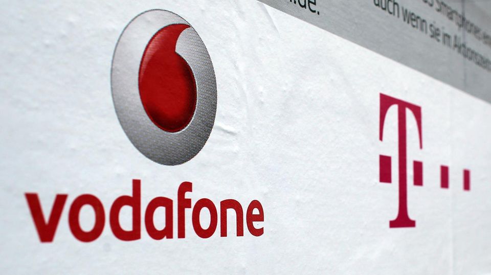 Das Telekom und Vodafone-Symbol sind auf einem Plakat zu sehen