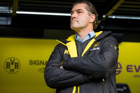Michael Zorc steht vor der Trainerbank