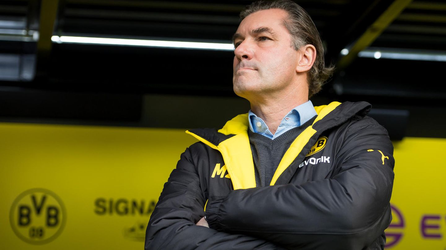 Michael Zorc steht vor der Trainerbank