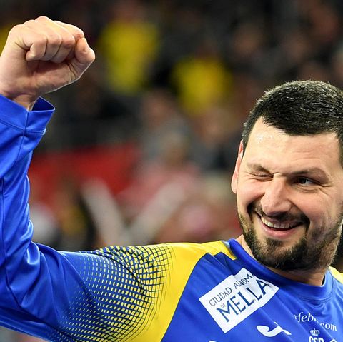 Spaniens Torhüter Arpad Sterbik jubelt nach Spielende. 