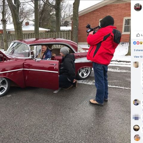 Fred Lamar und sein Enkel im Chevy Bel Air