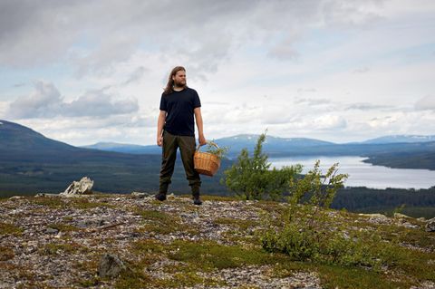 Mit dem Korb geht Magnus Nilsson auf Streifzug