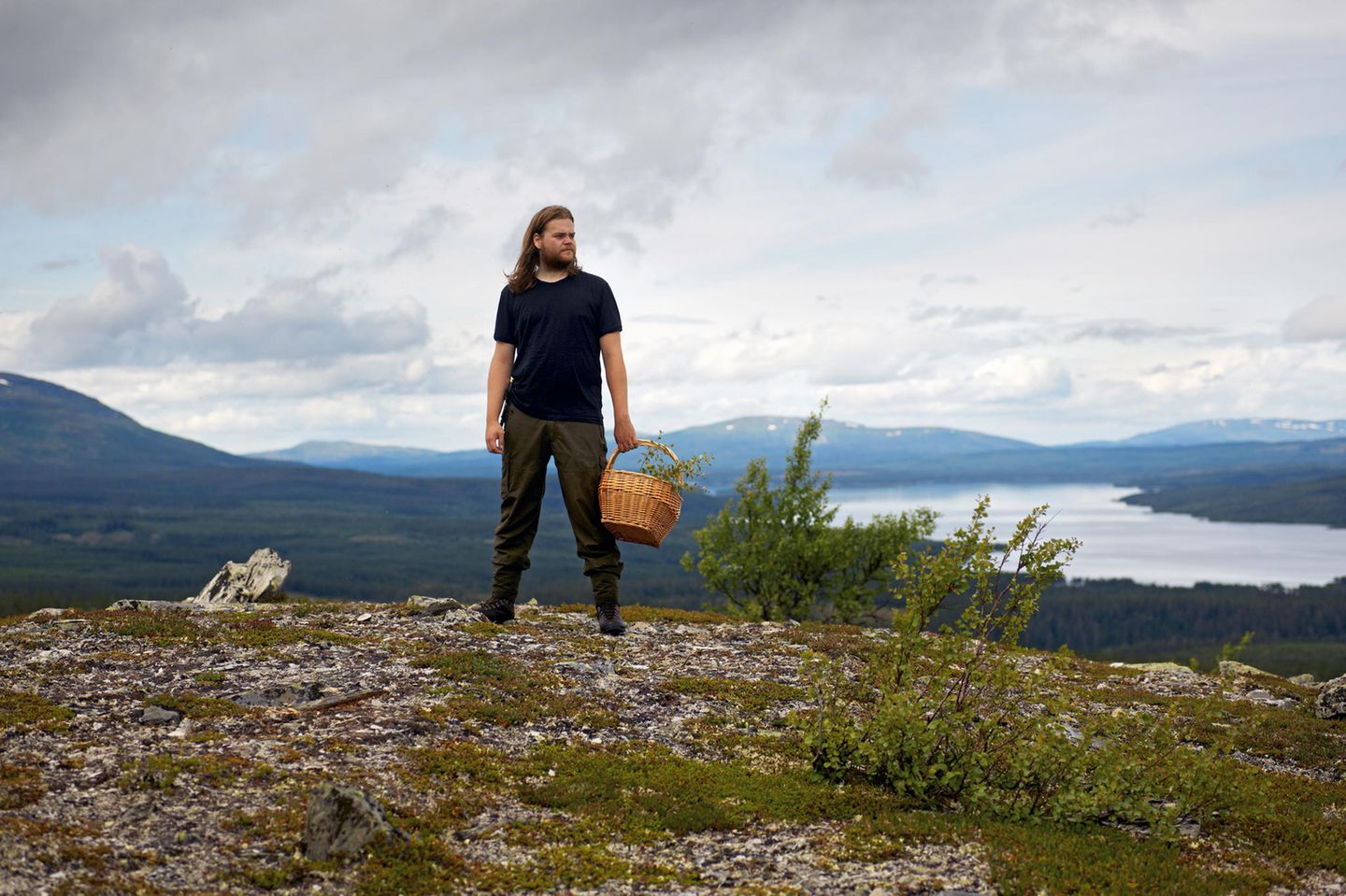 Mit dem Korb geht Magnus Nilsson auf Streifzug